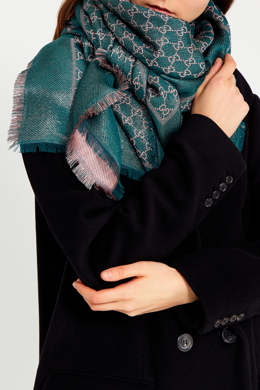 фото Блестящая шаль с монограммой Gucci