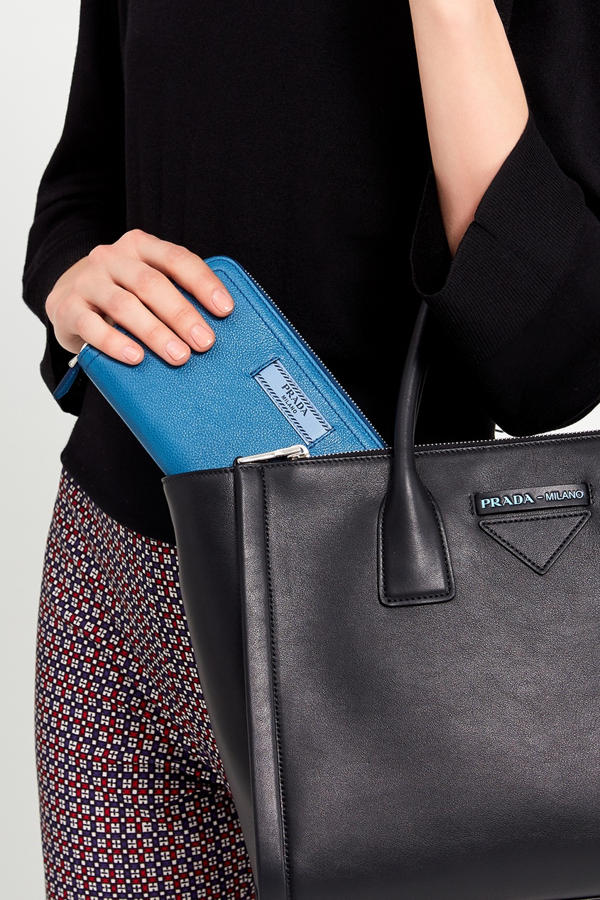 фото Синий кожаный кошелек с логотипом prada
