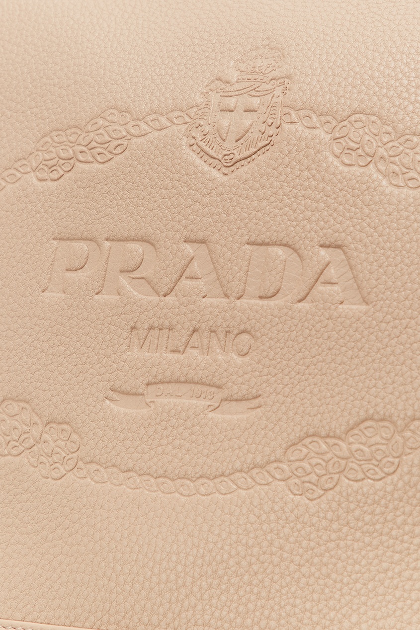 фото Бежевая сумка с тисненым логотипом prada