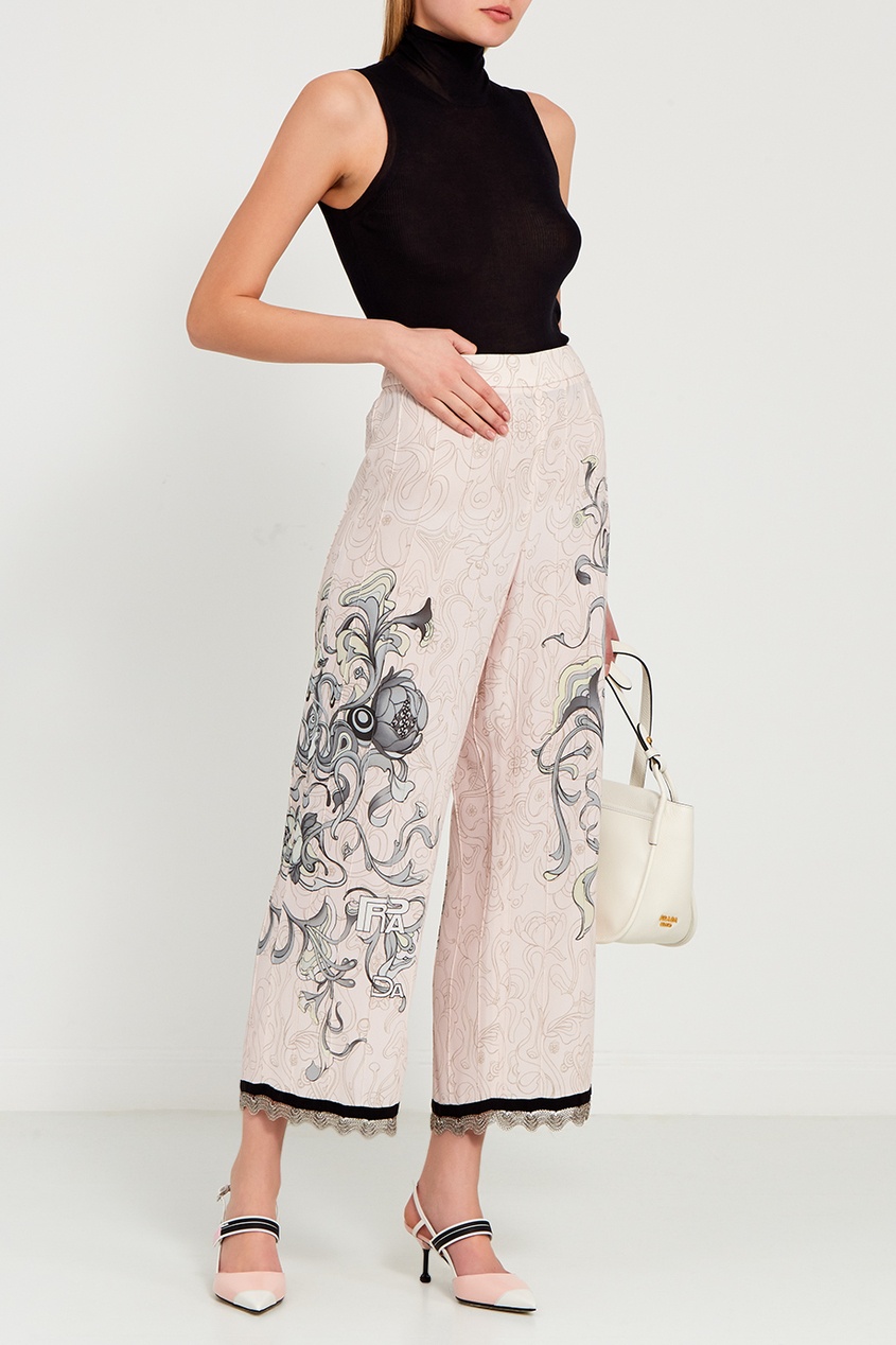 Белая сумка с тисненым логотипом