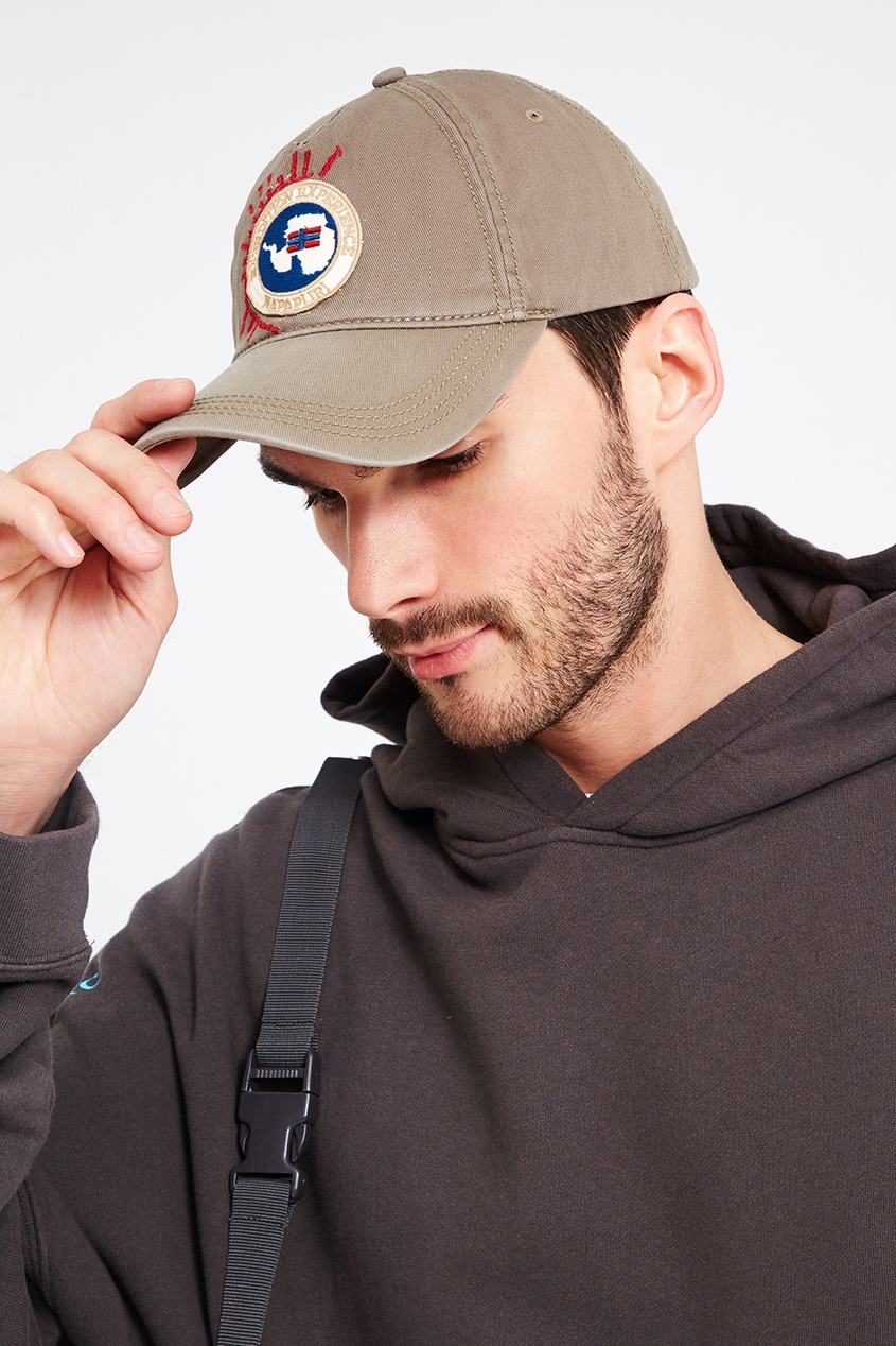 Зеленая хлопковая кепка с нашивкой