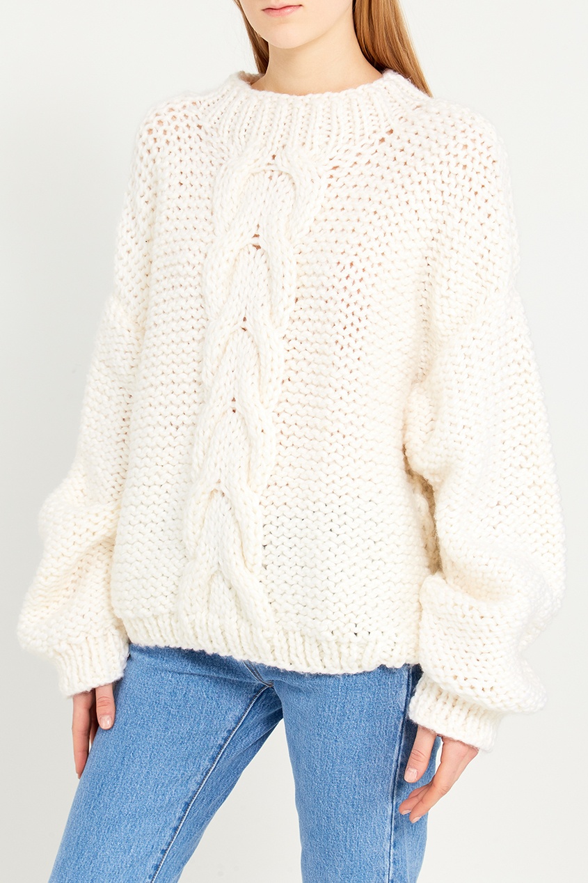 Объемный белый свитер