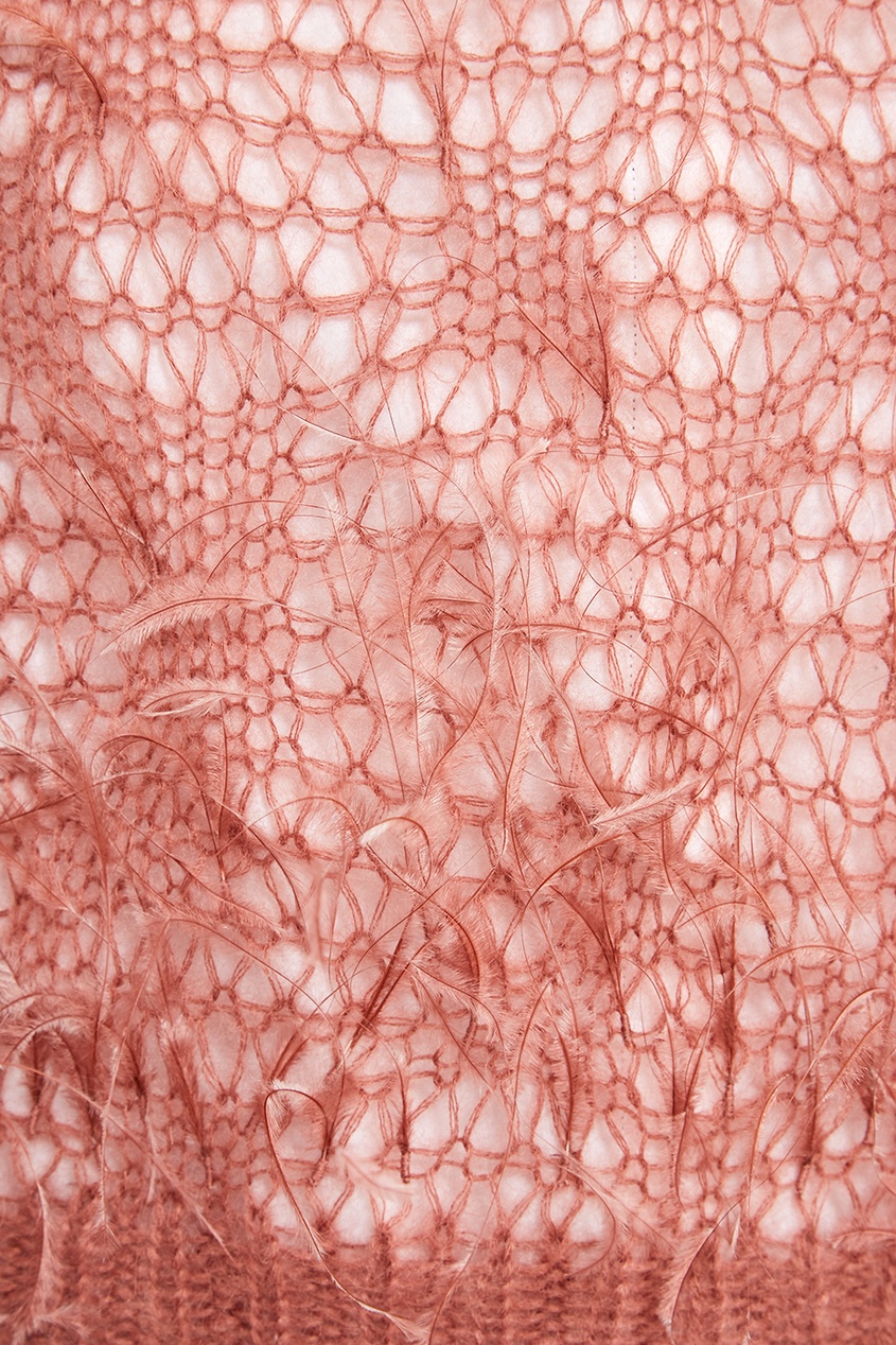 фото Розовый ажурный джемпер с перьями No.21