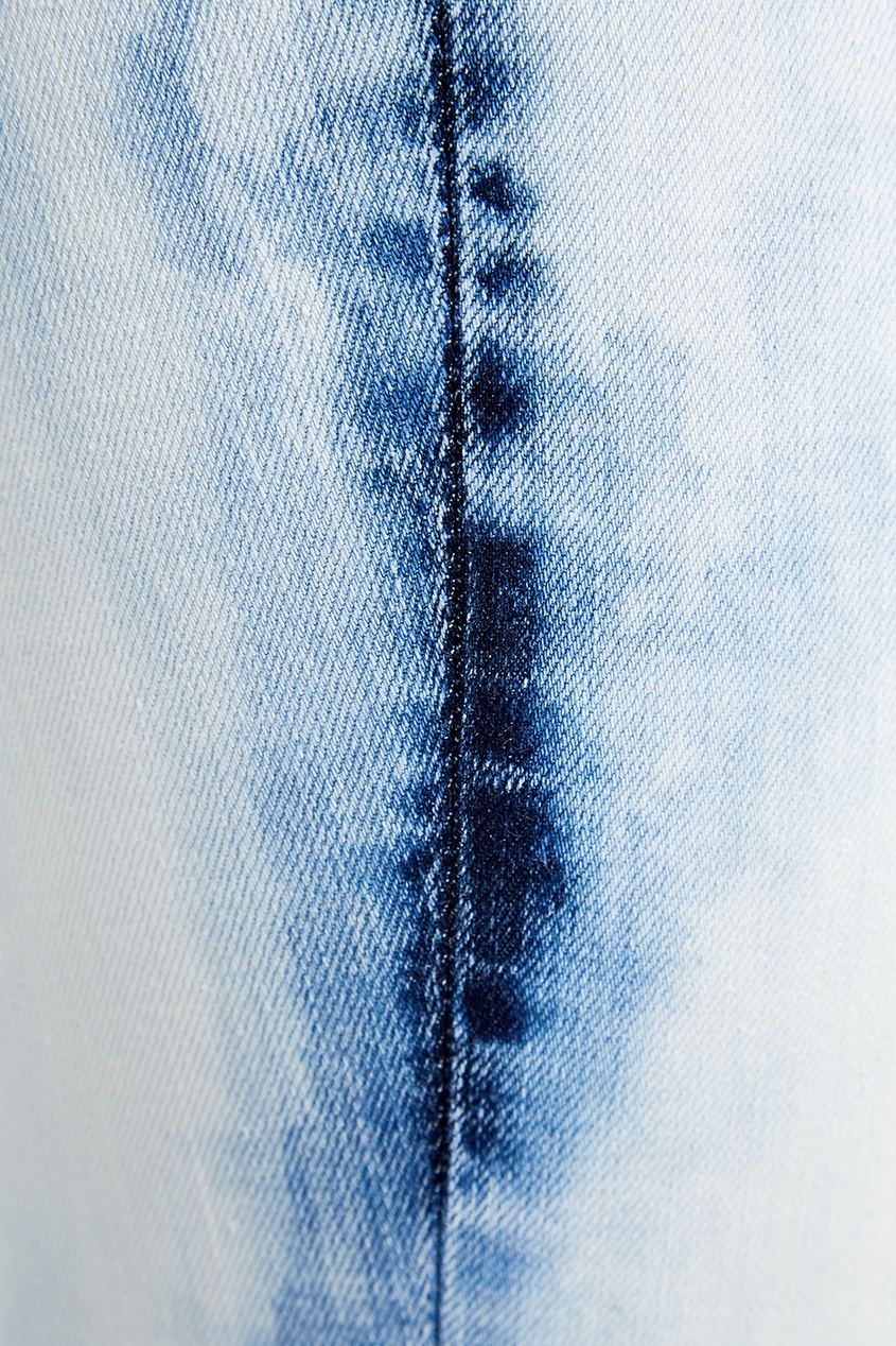 Голубые джинсы с «вареным» эффектом