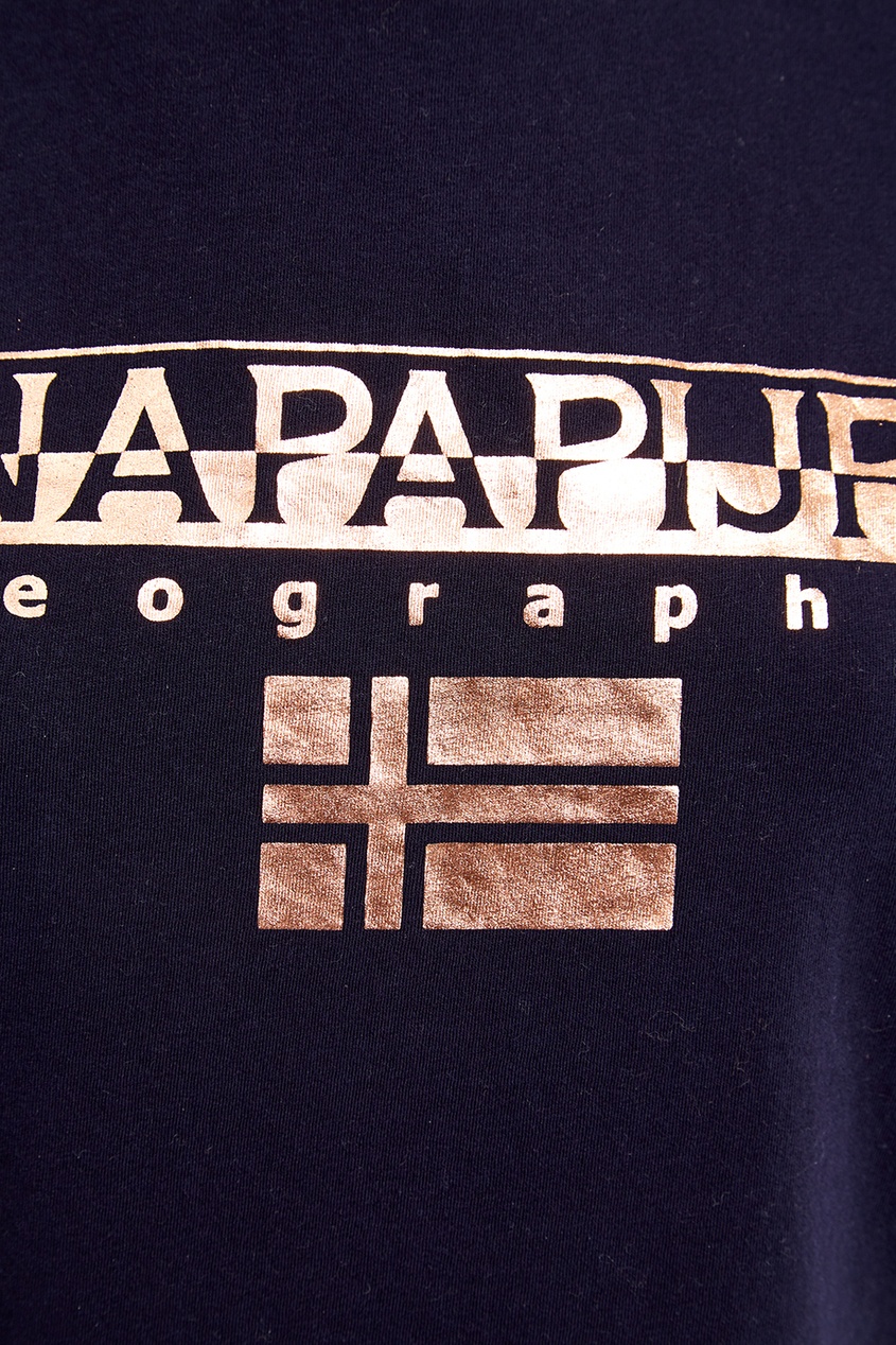 Черная футболка с блестящим логотипом