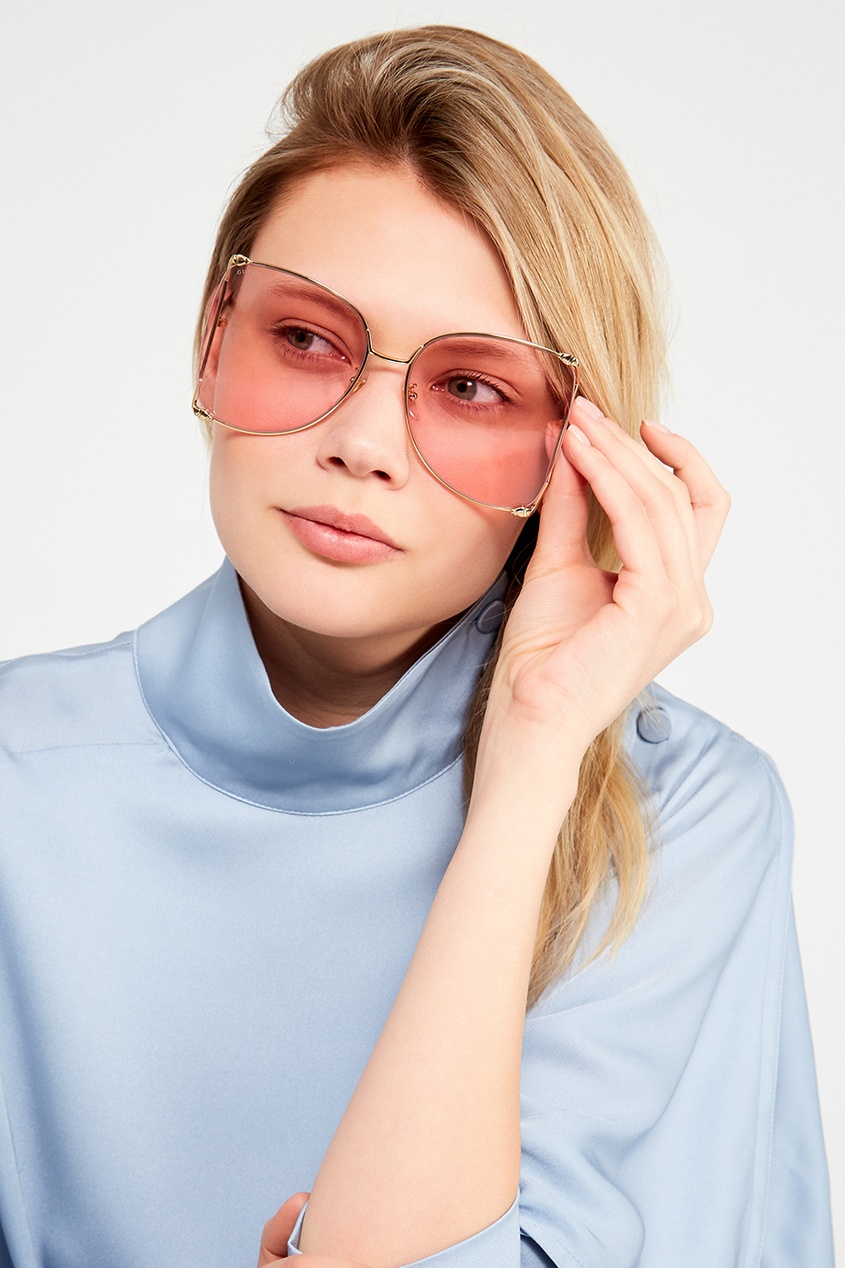 Светло-розовые солнцезащитные очки