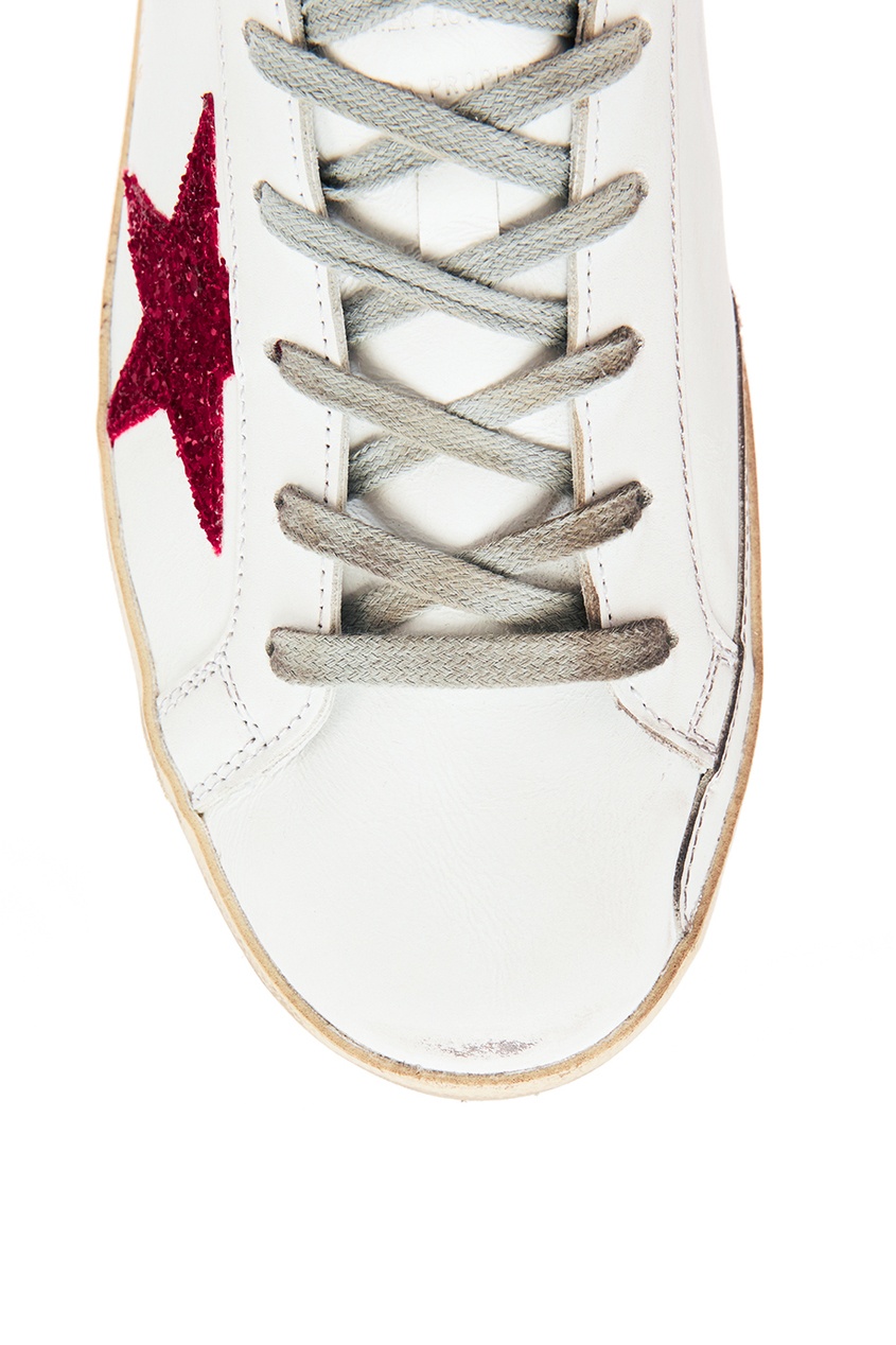 фото Белые кеды с красной звездой superstar golden goose deluxe brand