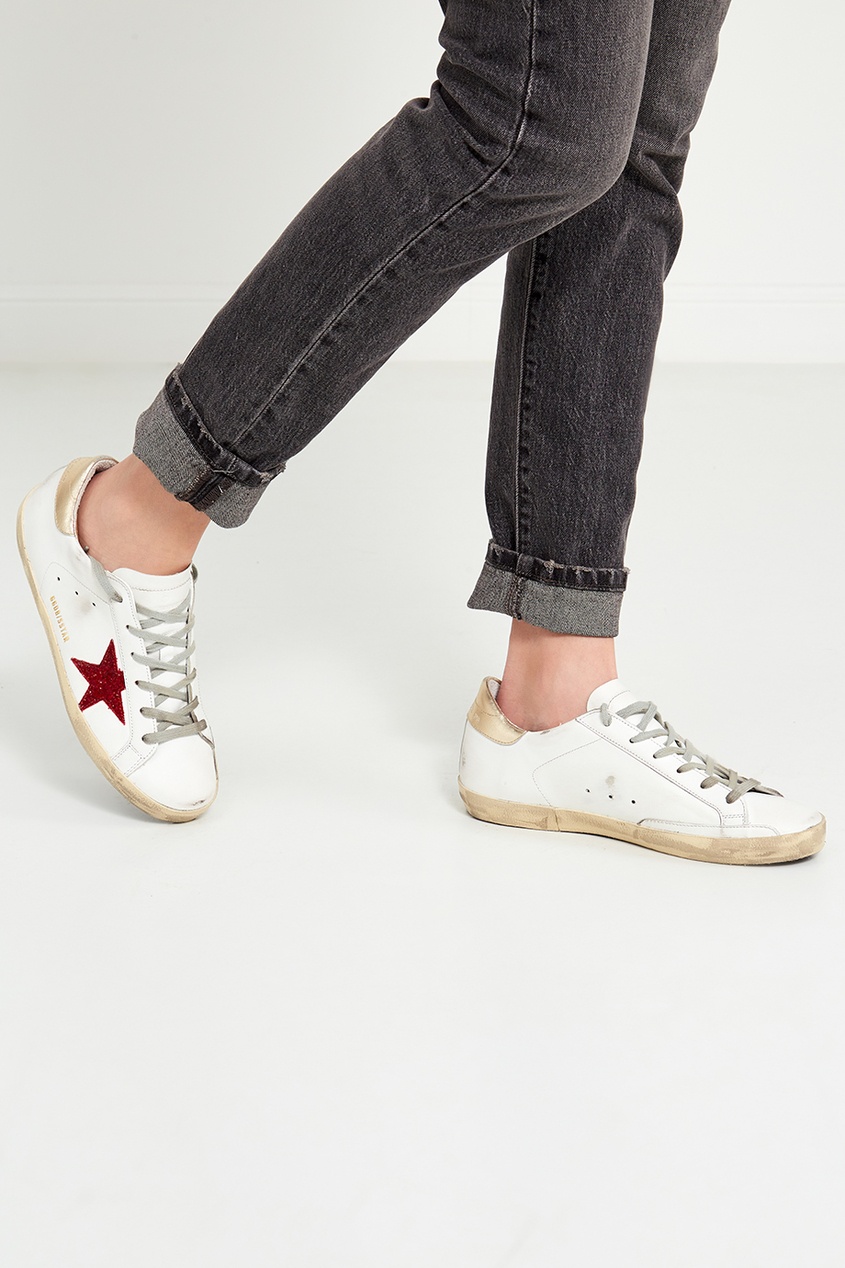 фото Белые кеды с красной звездой superstar golden goose deluxe brand