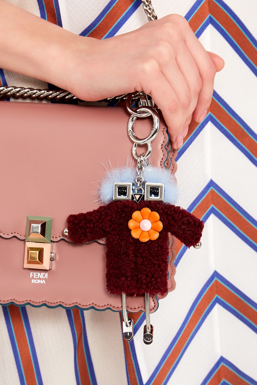 фото Подвеска-кукла с бордовым мехом Fendi