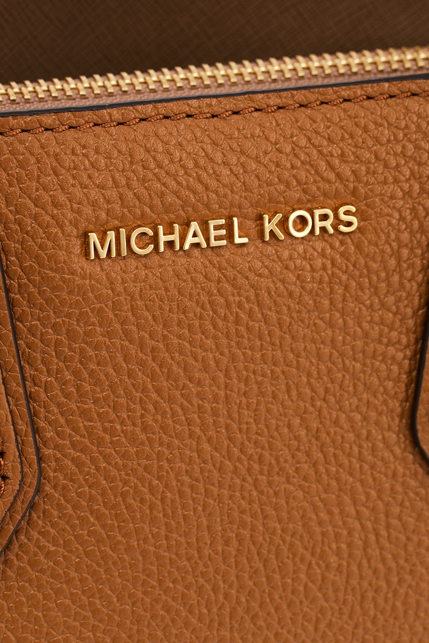 фото Коричневая кожаная сумка mercer michael michael kors