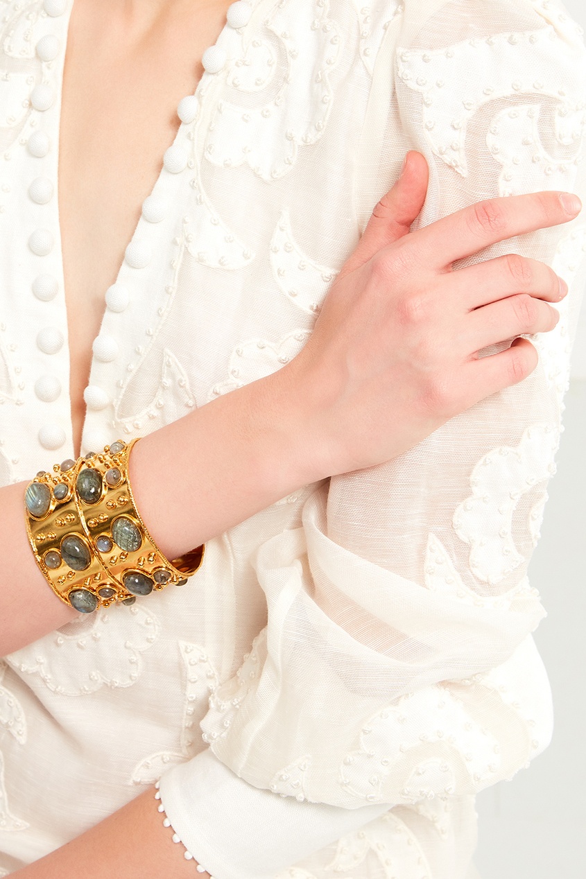 Массивный браслет купить. Массивные браслеты. Ногти и браслеты массивные. Массивные браслеты на руках взрослой женщины арт.