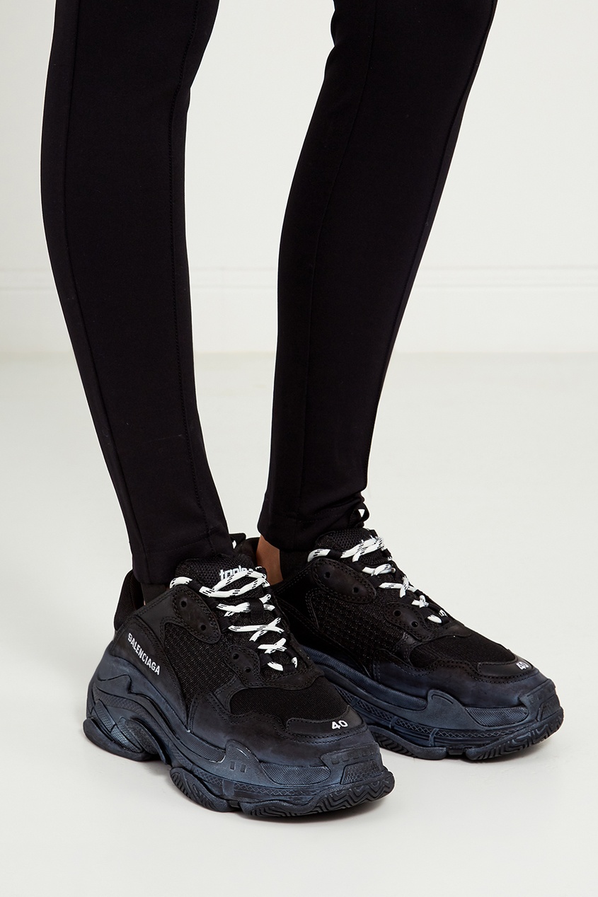 Кроссовки с черными шнурками