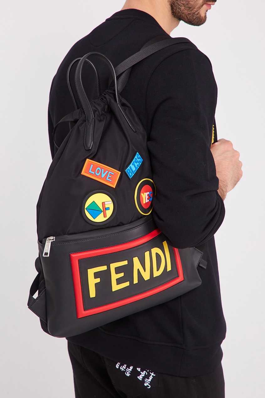 фото Черный рюкзак с нашивками fendi