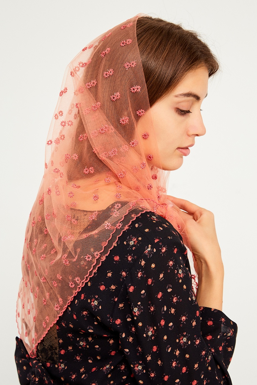 фото Платок из розовой сетки с вышивкой ulyana sergeenko