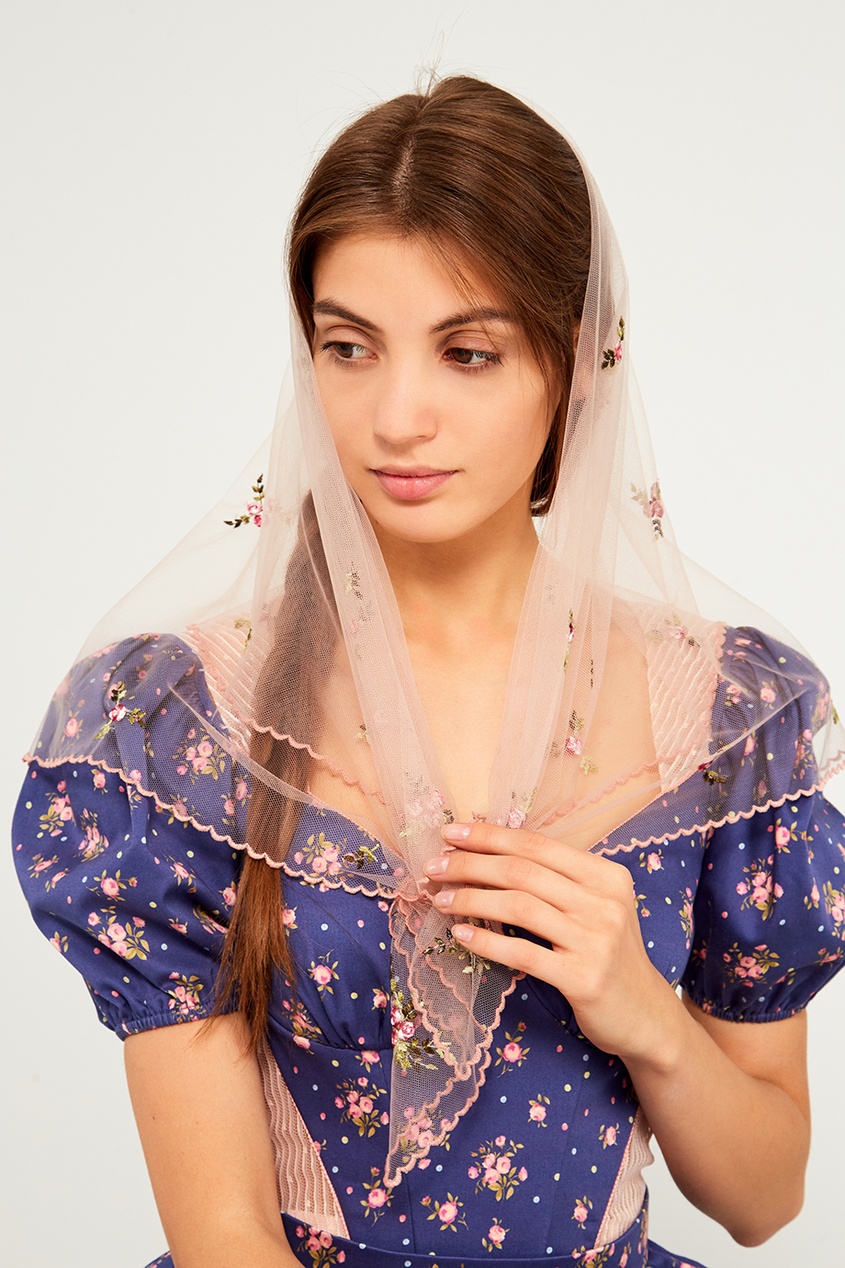 фото Сетчатый платок с вышитыми розами ulyana sergeenko