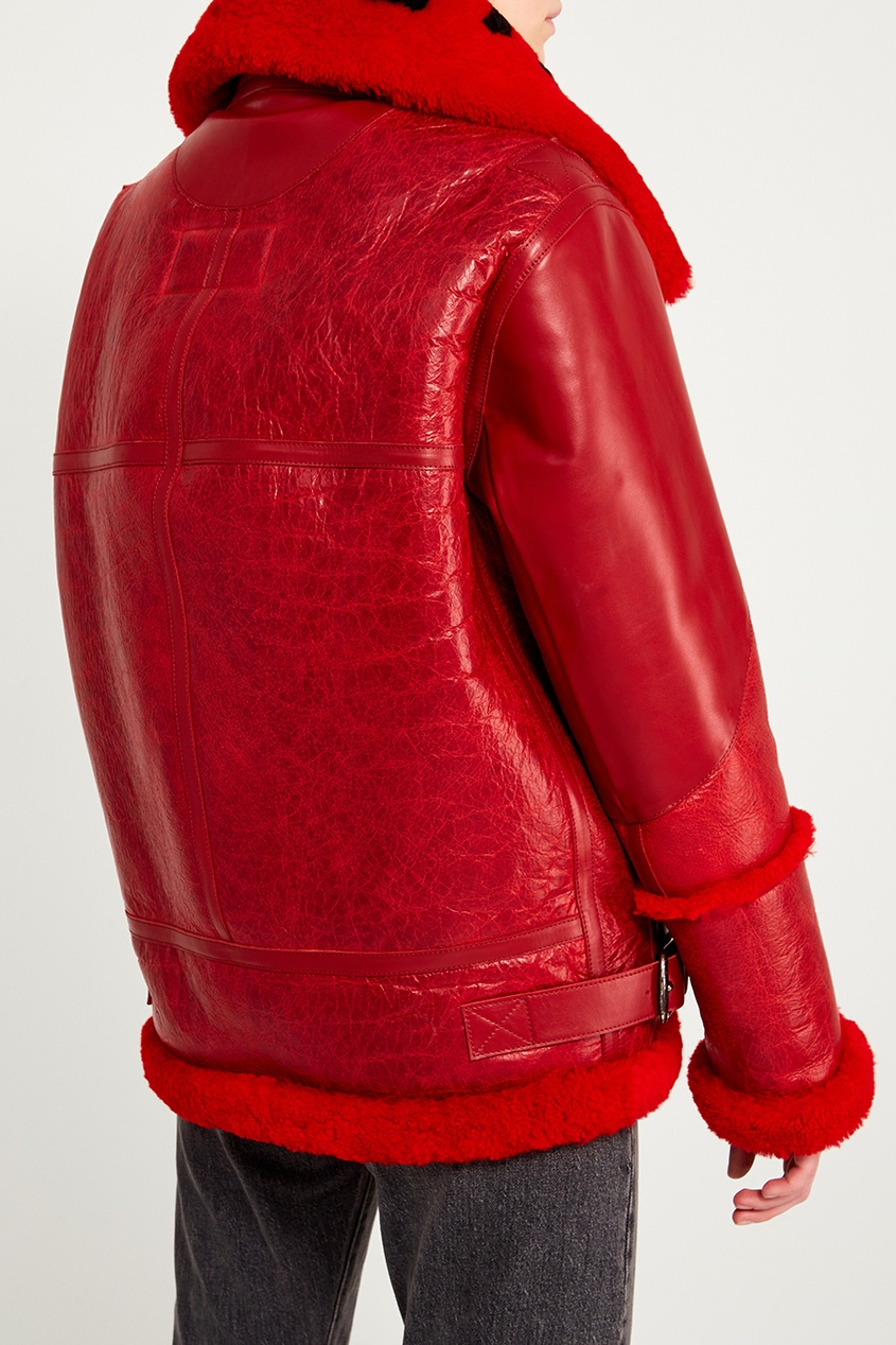 фото Красная кожаная куртка с мехом balenciaga