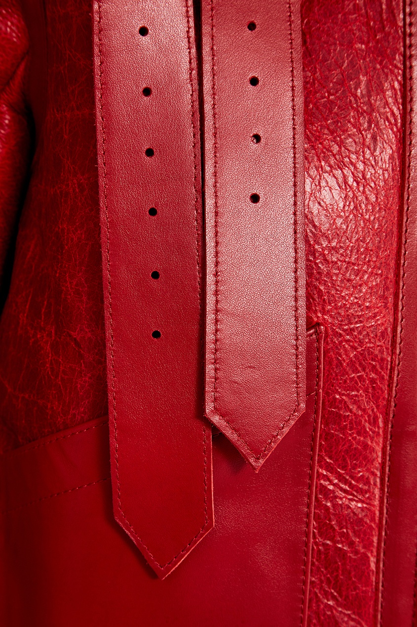 фото Красная кожаная куртка с мехом balenciaga