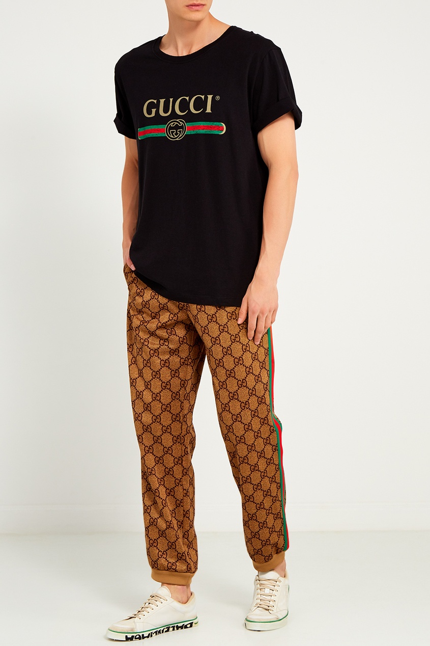 фото Черная футболка с золотистым логотипом Gucci man