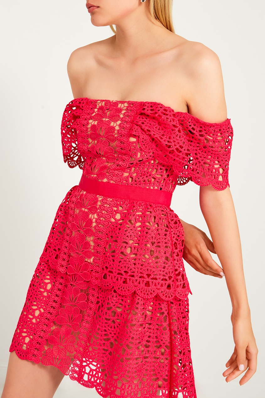 фото Розовое платье из ажурного кружева self-portrait