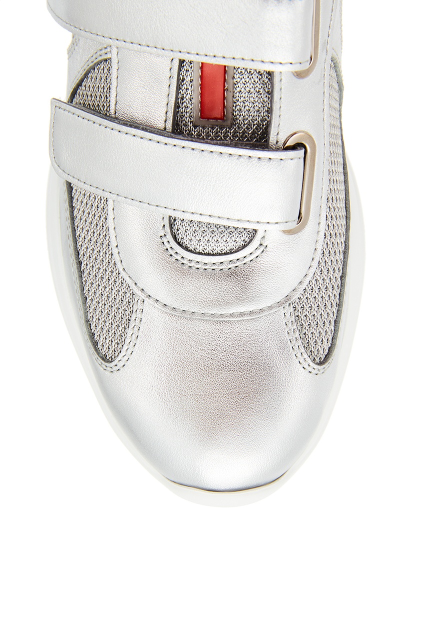 фото Серебристые кроссовки с логотипом prada