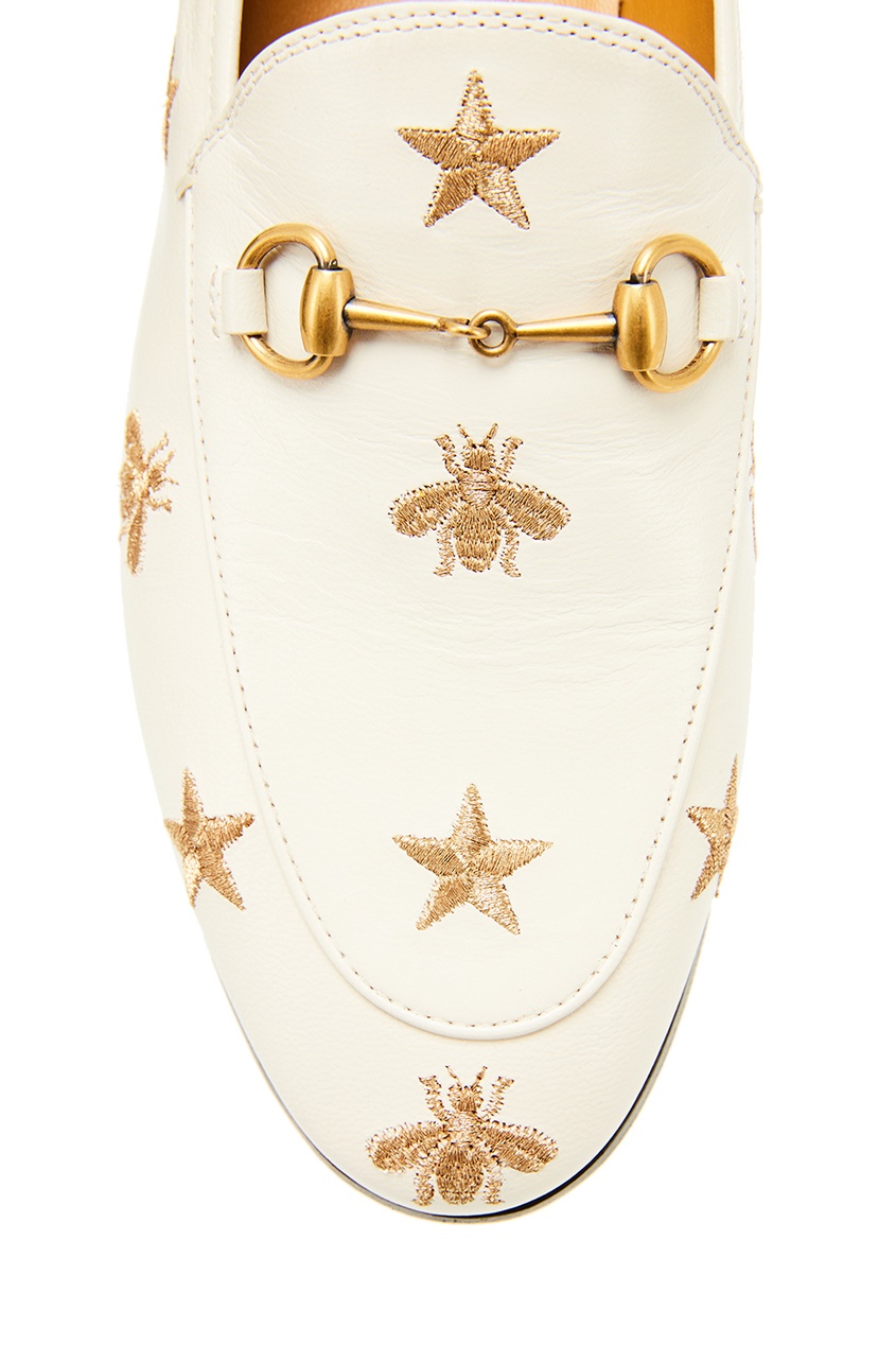 фото Белые лоферы Horsebit с золотистой вышивкой Gucci