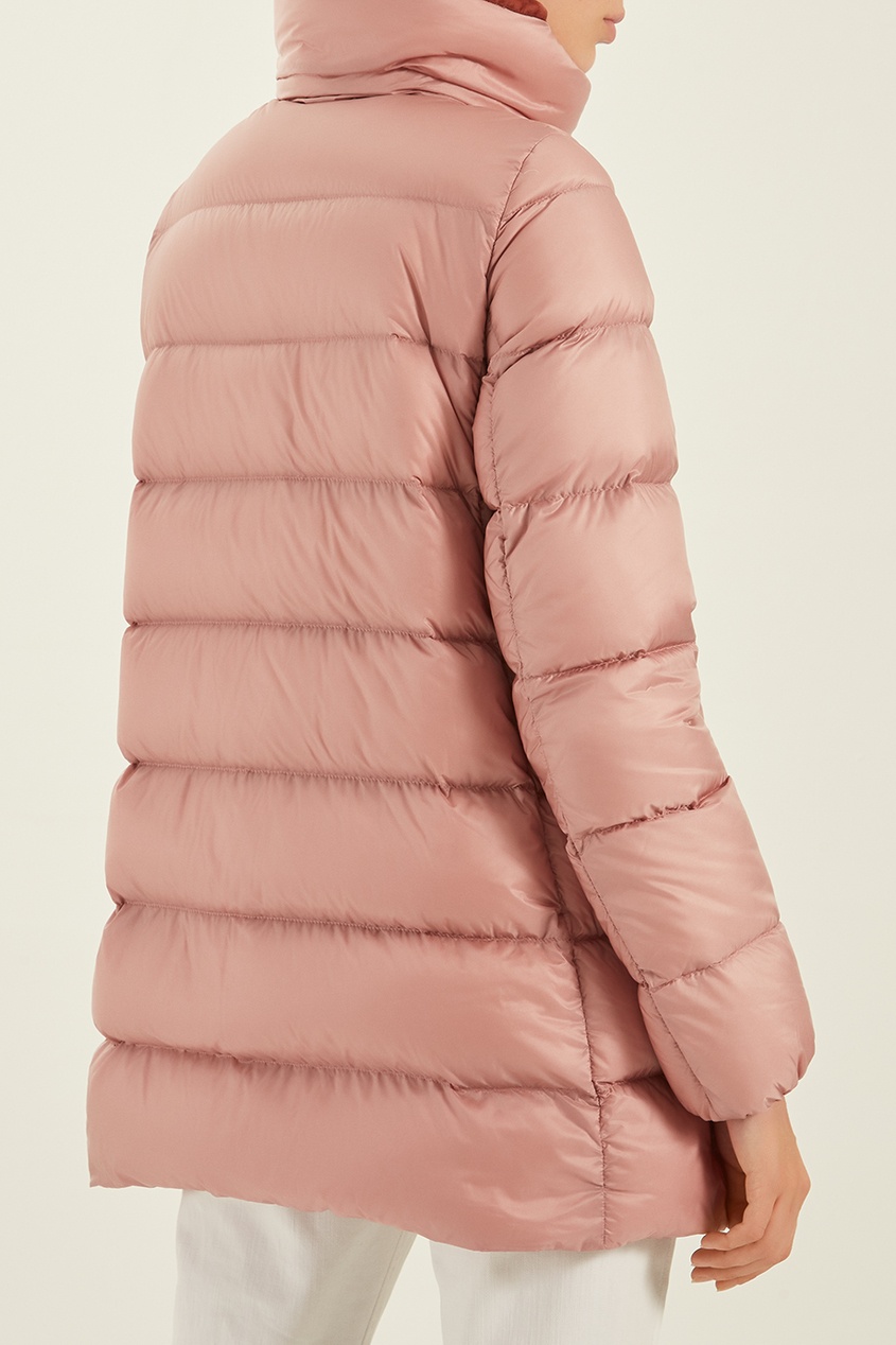 фото Розовая куртка с отделкой из велюра moncler