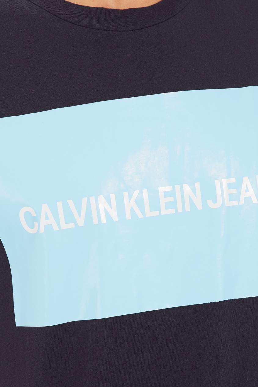 фото Темно-синяя футболка с логотипом calvin klein