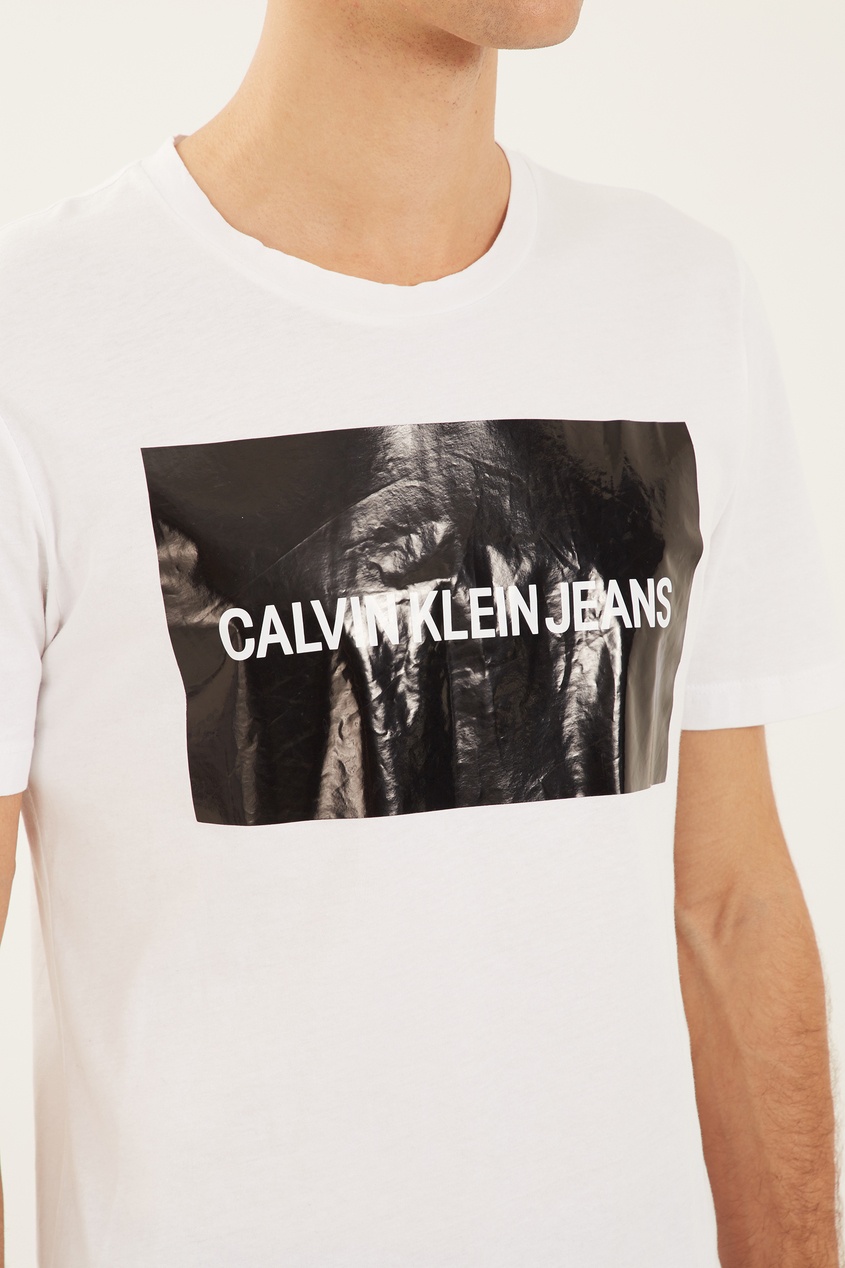 фото Белая футболка с контрастным принтом Calvin klein