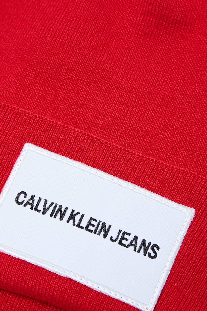 фото Красная шапка с логотипом calvin klein