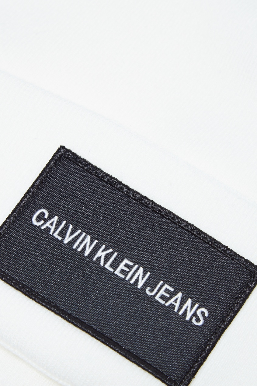 фото Белая шапка с логотипом calvin klein