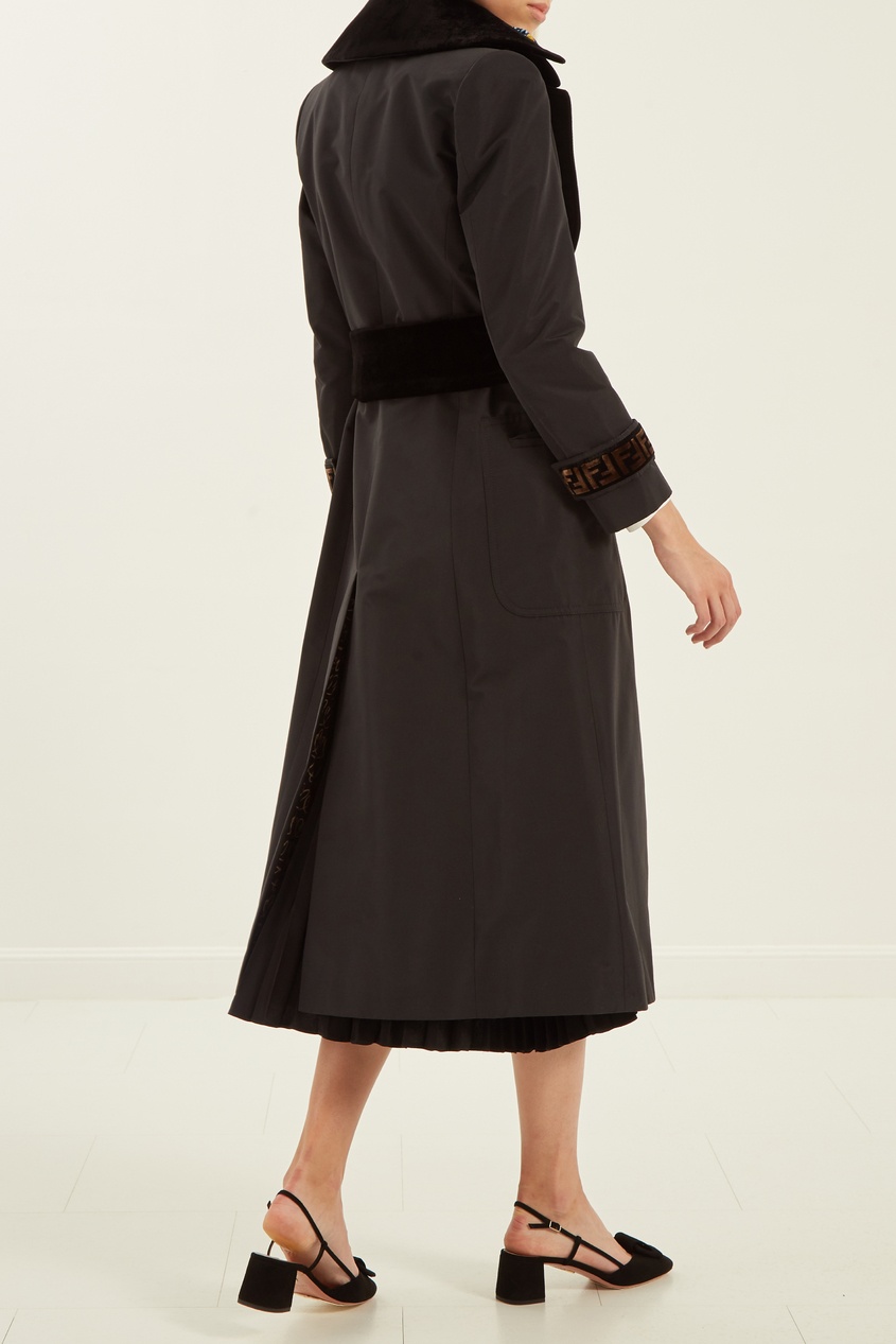 фото Черное пальто с отделкой Fendi