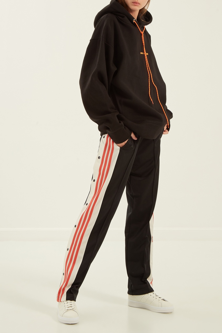 фото Черные брюки с лампасами adidas