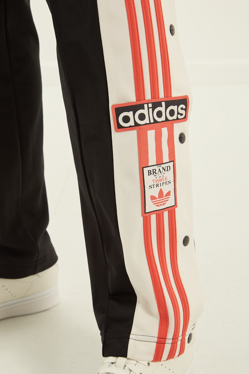 фото Черные брюки с лампасами adidas
