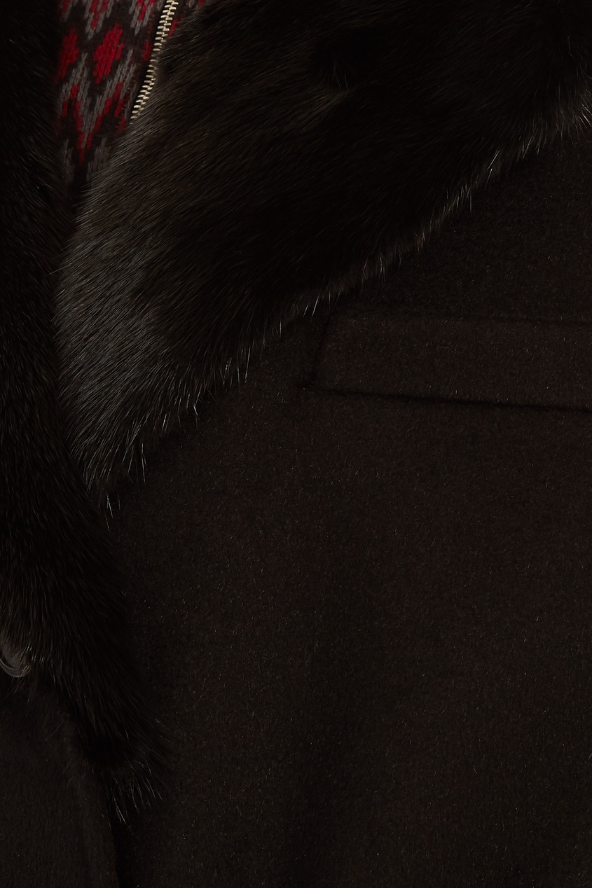 фото Черное пальто с меховой отделкой prada