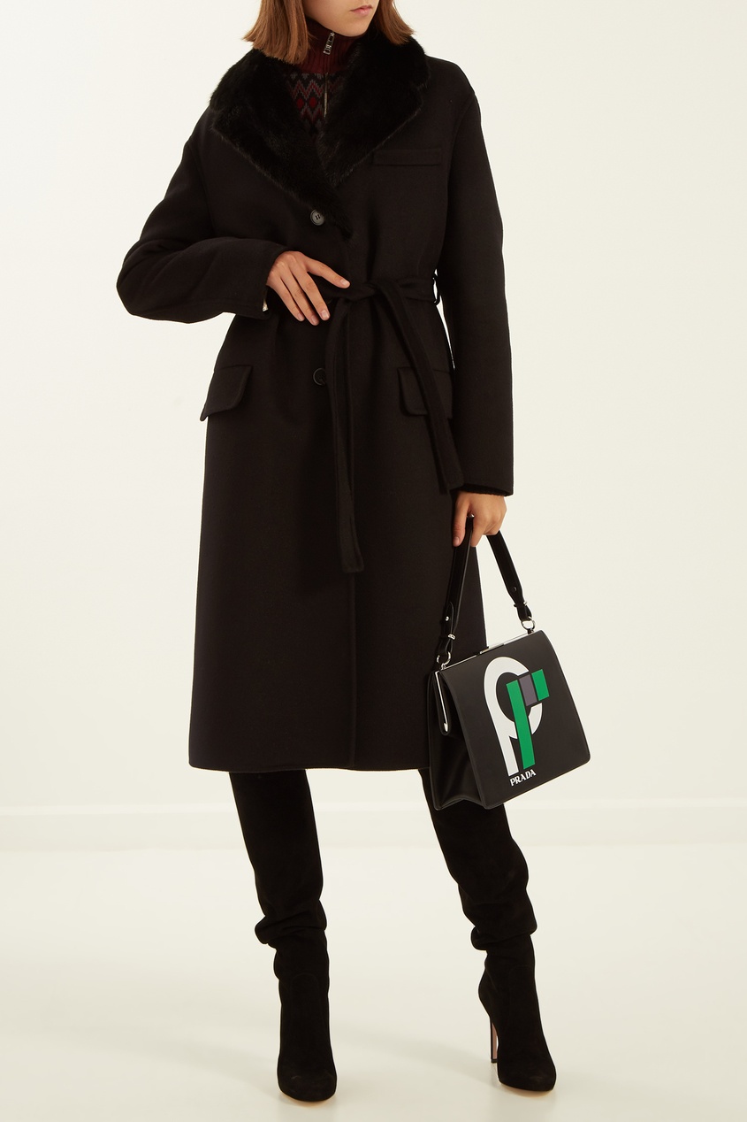 фото Черное пальто с меховой отделкой prada