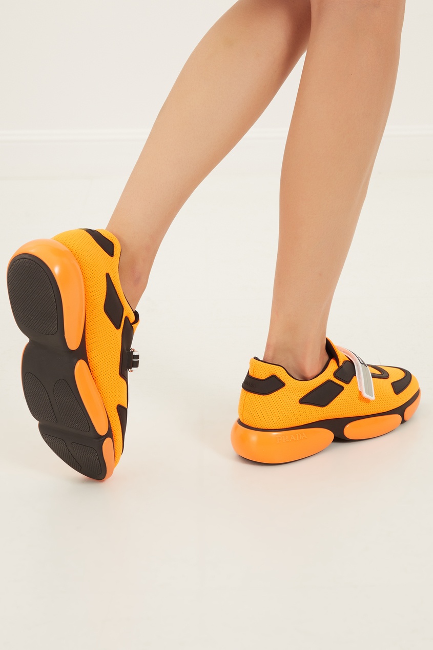 фото Оранжевые кроссовки с отделкой prada