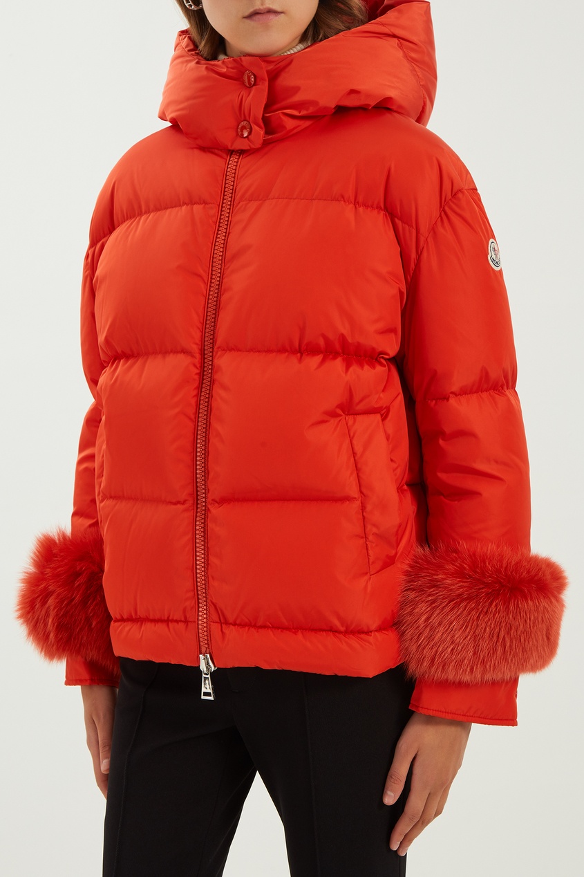 фото Оранжевая куртка с меховой отделкой moncler