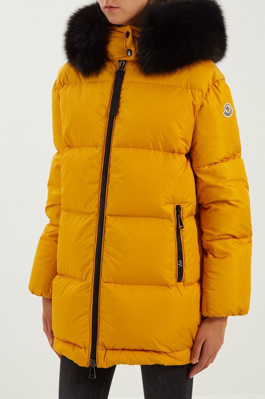 фото Желтая куртка с мехом moncler