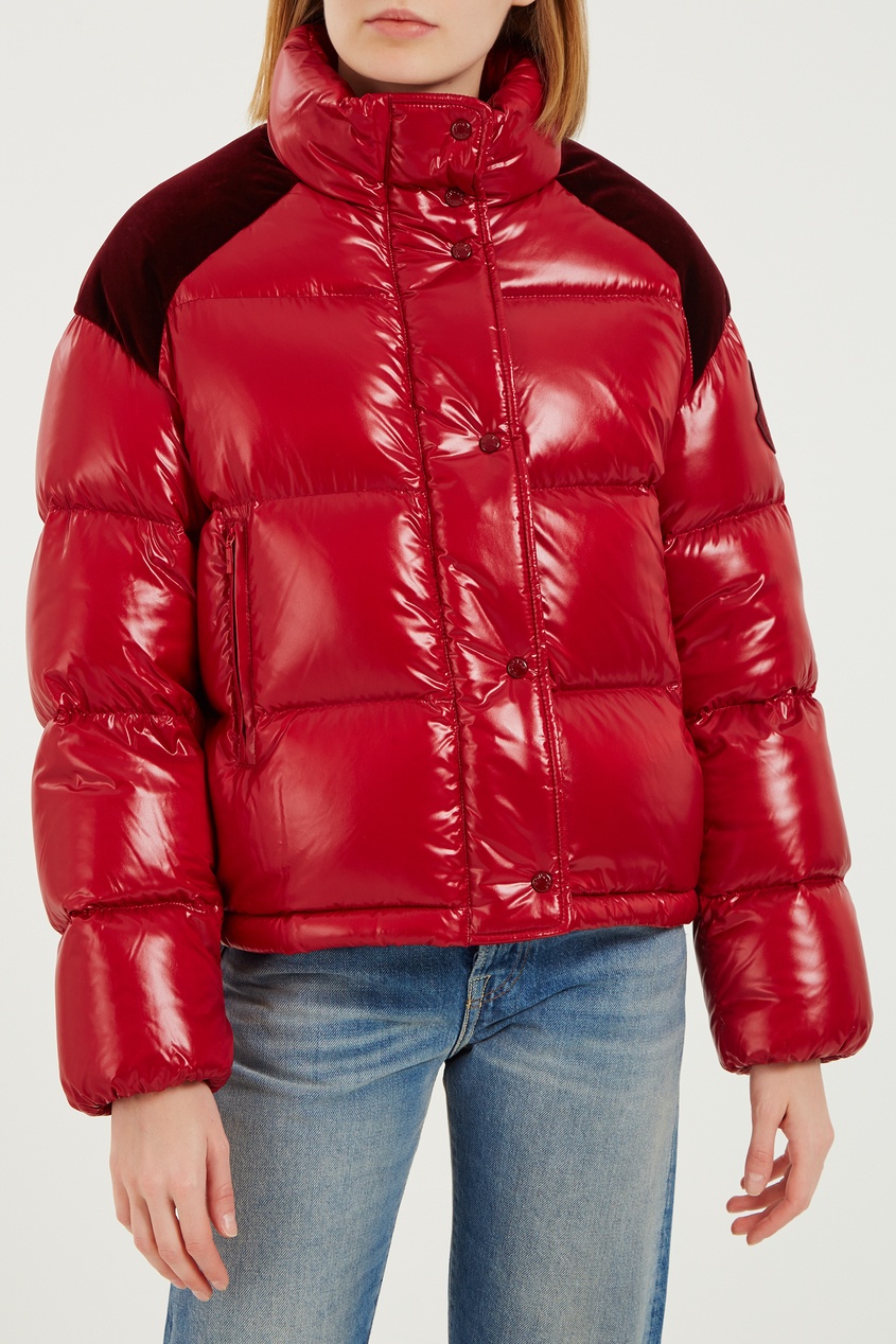 фото Красная стеганая куртка с велюровыми вставками moncler