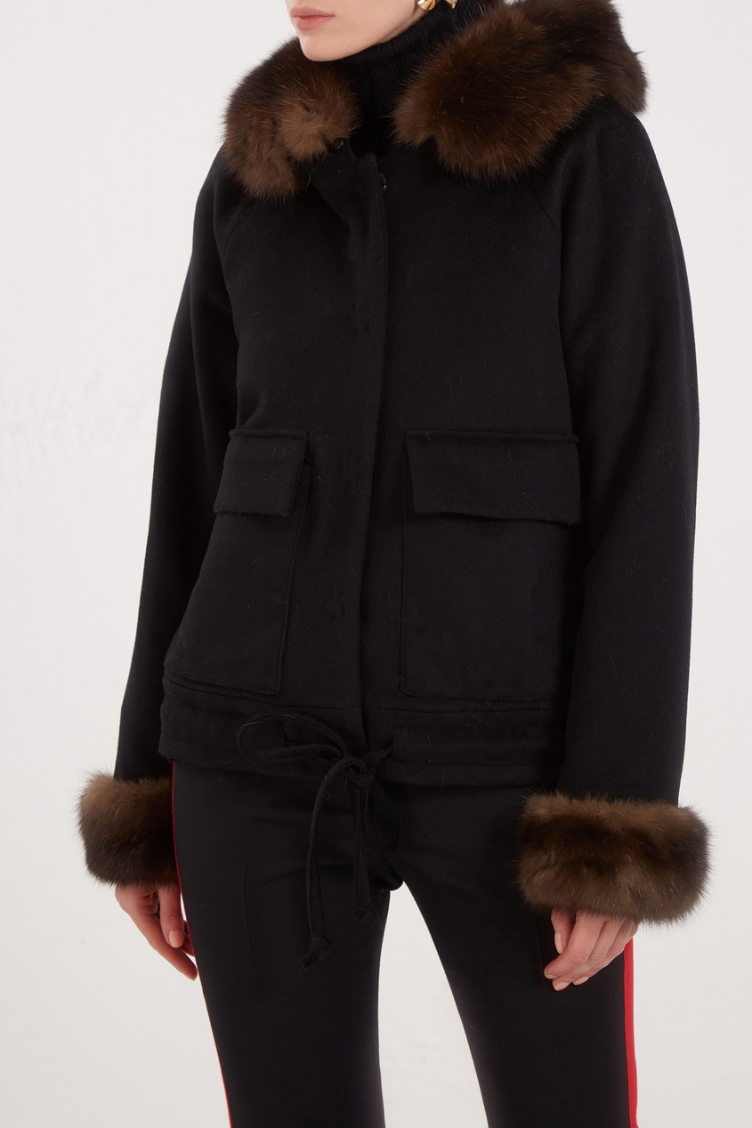 фото Черная куртка с меховой отделкой Dreamfur