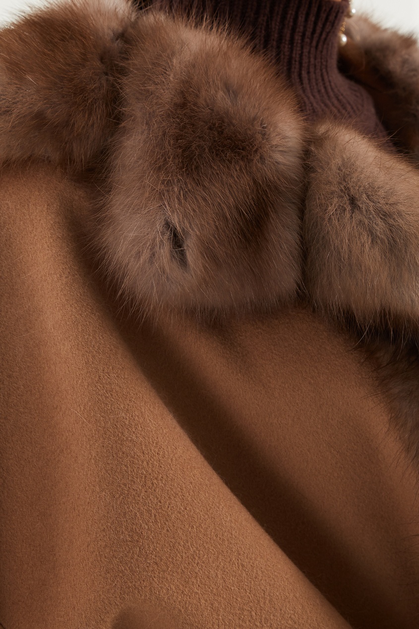 фото Бежевое пальто с меховой отделкой dreamfur