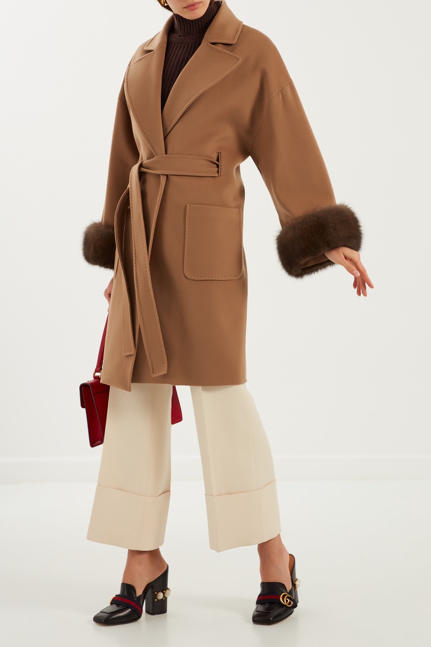 фото Бежевое пальто с меховым воротником dreamfur