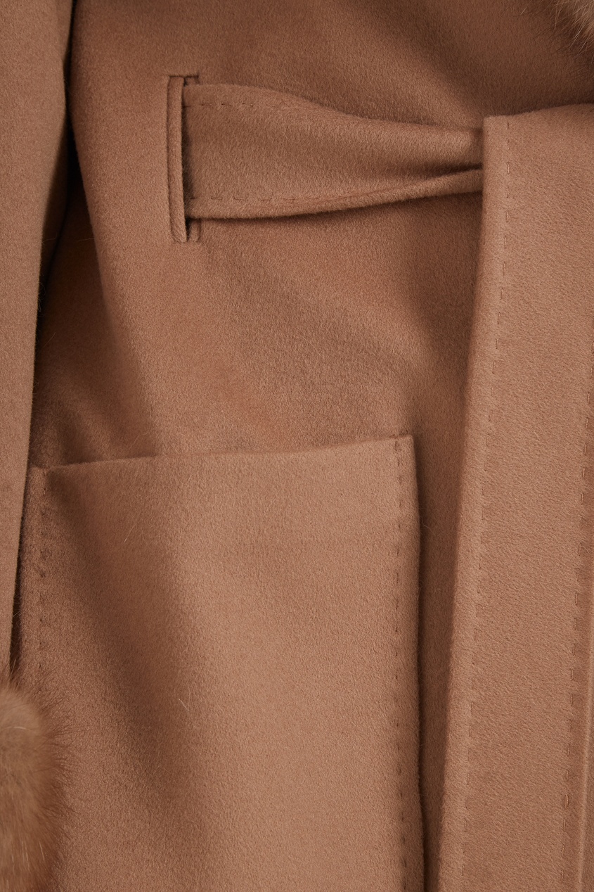 фото Бежевое пальто из шерсти с отделкой dreamfur