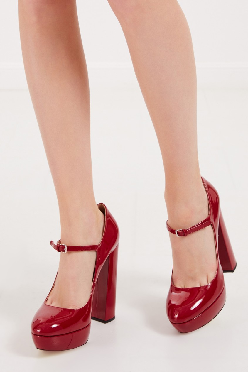 фото Рубиново-красные лаковые туфли miu miu
