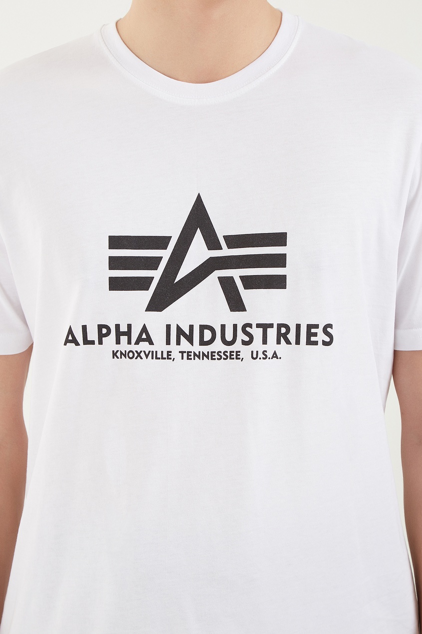 фото Белая футболка с логотипом Alpha industries