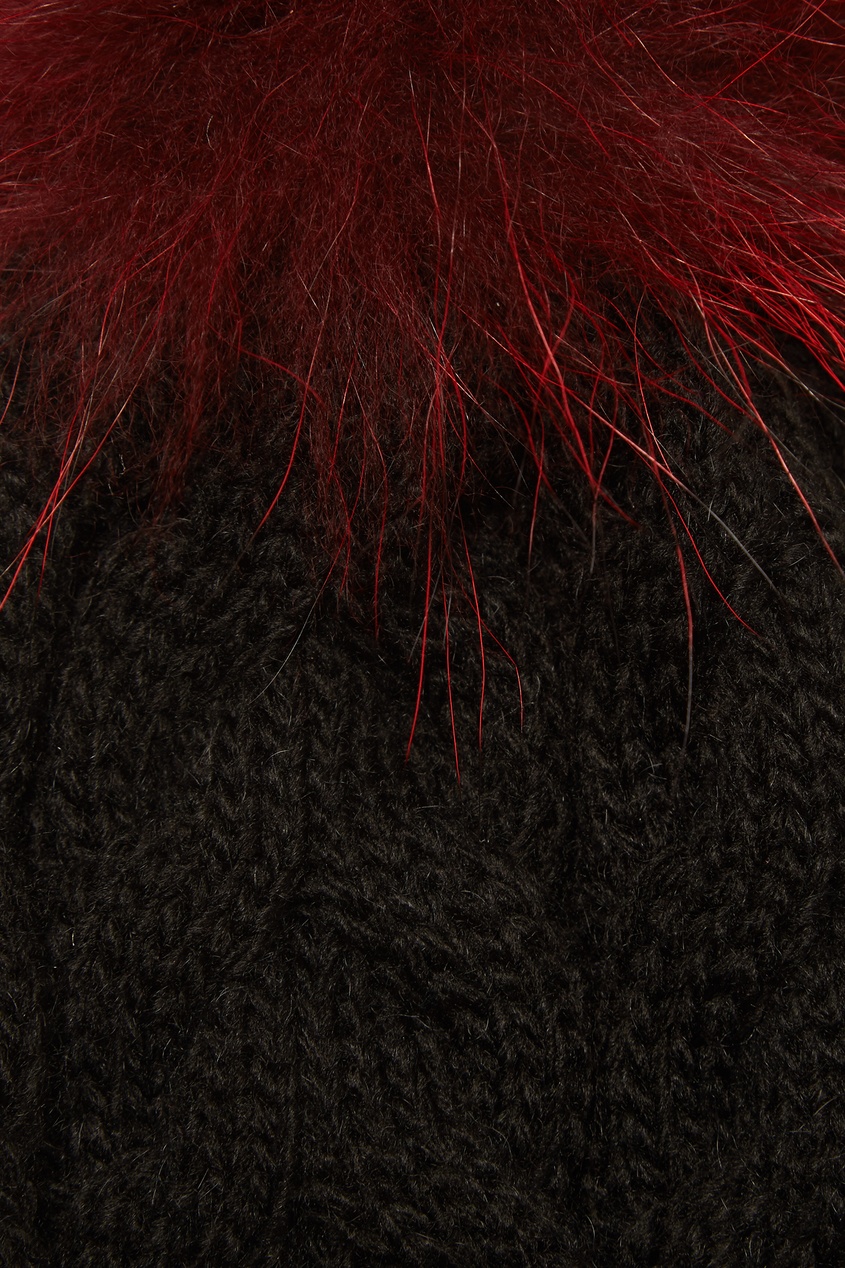 фото Черная шапка с красным помпоном dreamfur