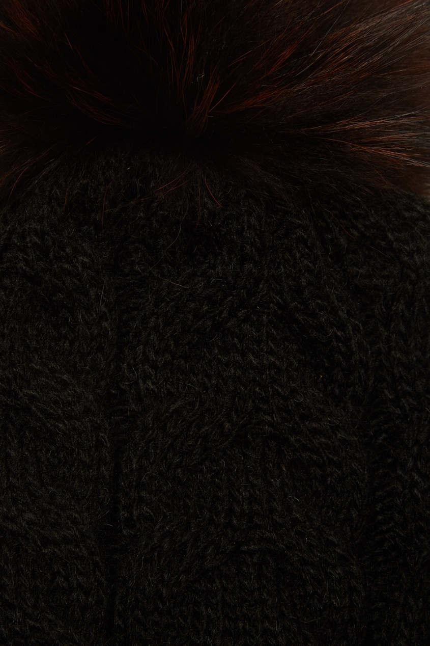 фото Черная шапка с меховым помпоном Dreamfur