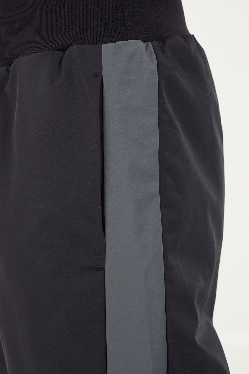 фото Серо-черные брюки с лампасами и логотипом fwdlab