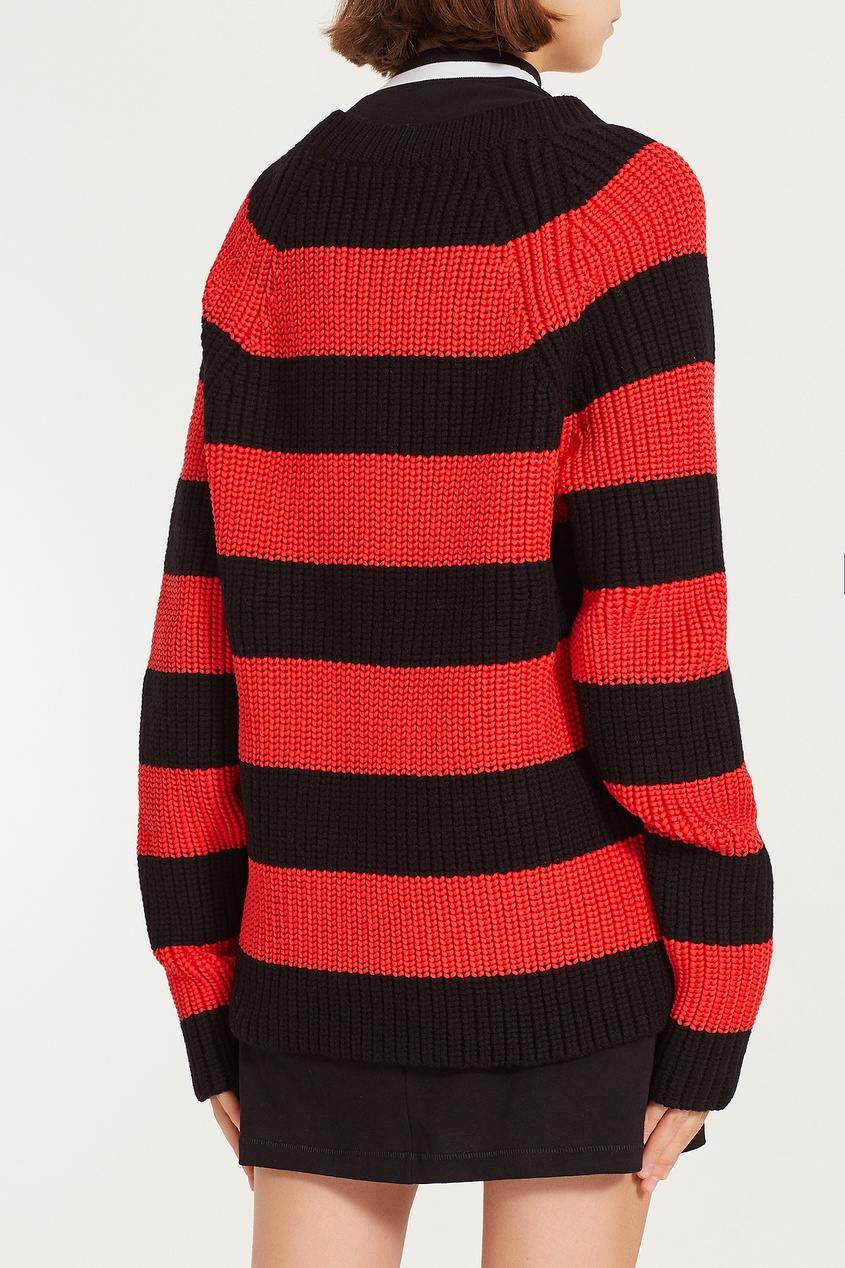 Черно красный свитер в полоску