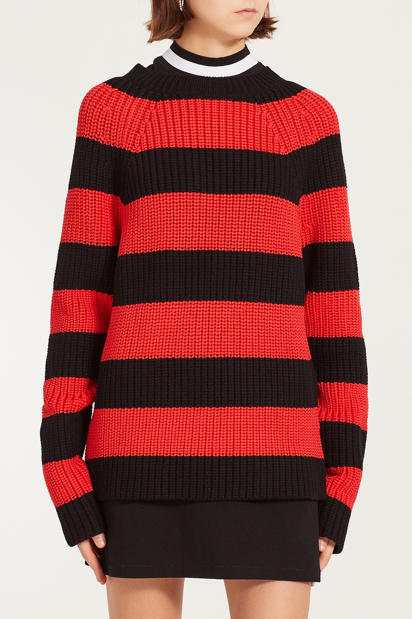 Красно черный свитер в полоску